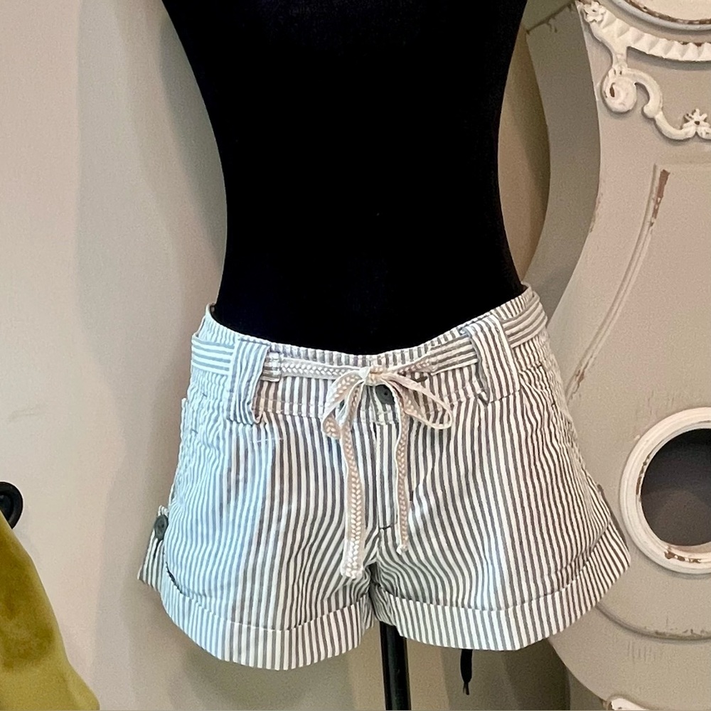 American Eagle Green & White Pinstripe Low-Rise Shorts with Tie Waist Size 2